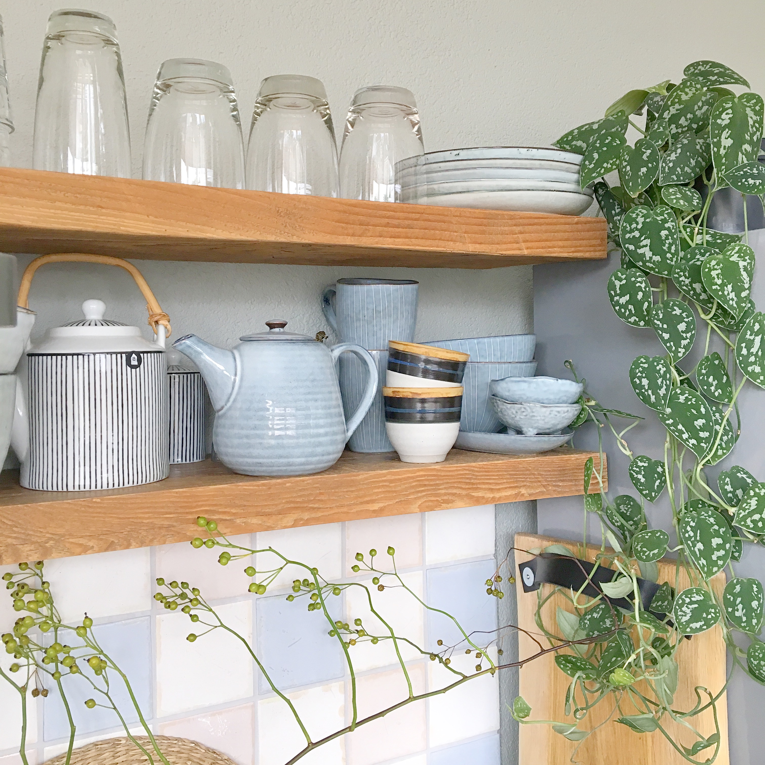 keuken servies kiezelgroene muur