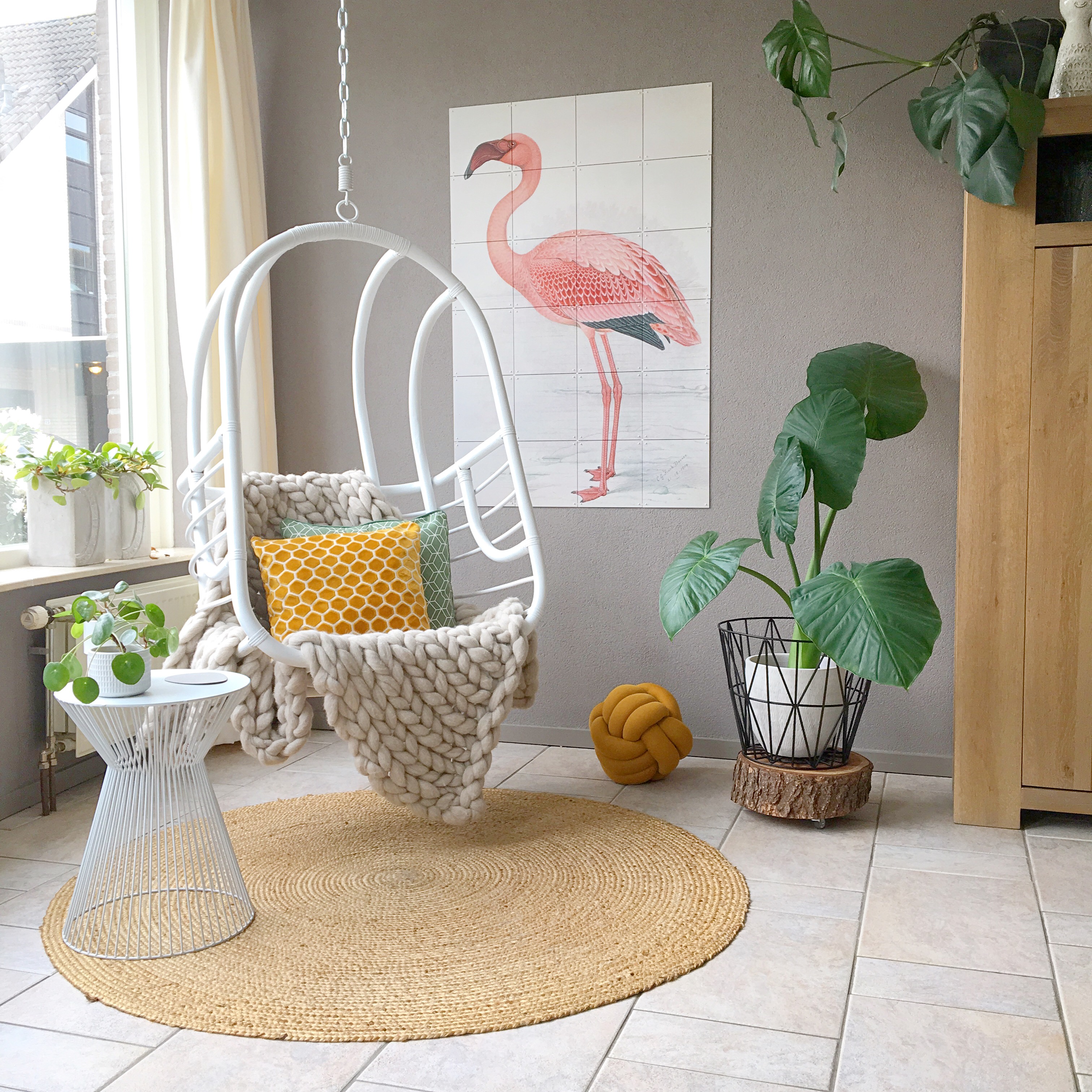 ixxi flamingo bij hangstoel